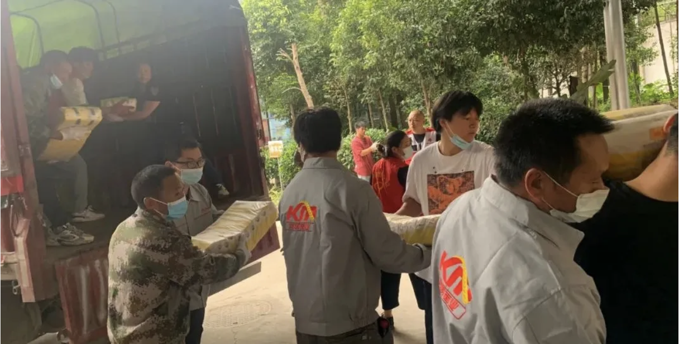 風雨兼程，陳克明愛心物資順利抵達瀘定、雅安